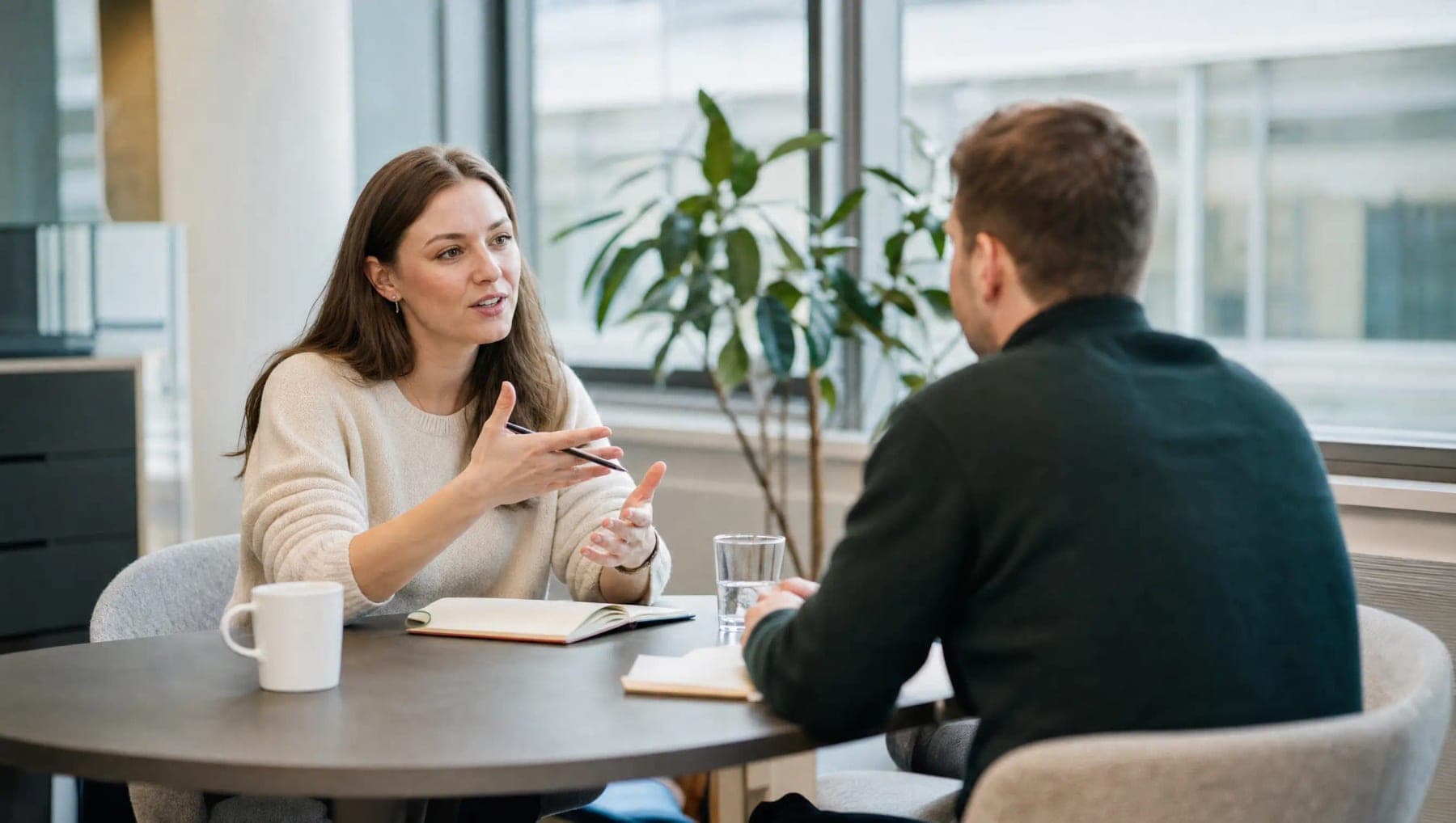 Gespräch zwischen Recruiterin und Bewerber